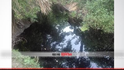 বজ্র মিশ্রিত কালো পানি আশপাশের খাল বিলে গিয়ে পড়ছে