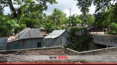 রামসাগর খাল দখল করে বাড়িঘর নির্মাণ করা হয়েছে