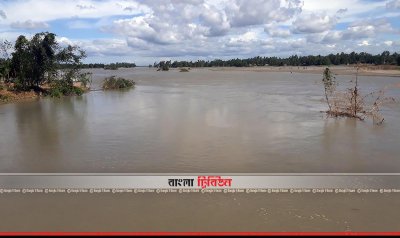 বাঁধ ভেঙে লোকালয়ে তিস্তার পানি ঢুকে পড়ছে