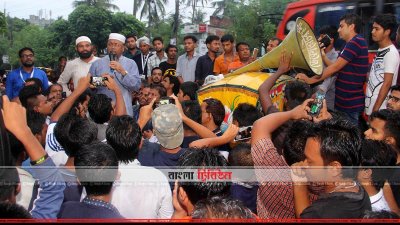 পথসভায় বক্তব্য রাখছেন লিটন (ছবি- প্রতিনিধি)