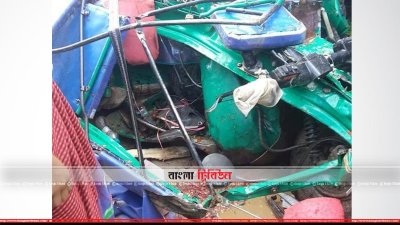 ধুমড়ে-মুচড়ে যাওয়া অটো (ছবি- প্রতিনিধি)