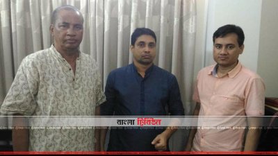 বাসায় ফেরার পর স্বজনদের সঙ্গে পারভেজ (মাঝে)