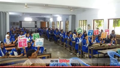 গল্প শুনছে শিক্ষার্থীরা