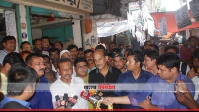 ২০ দলীয় মেয়র প্রার্থী মোহাম্মদ মোসাদ্দেক হোসেন বুলবুল গণসংযোগের সময় সাংবাদিকদের সঙ্গে কথা বলছেন