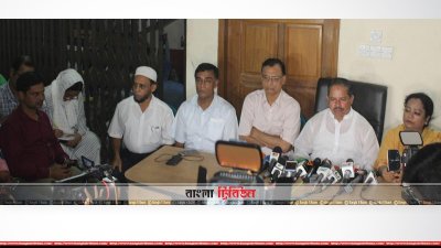 সংবাদ সম্মেলনে করছেন সারোয়ার