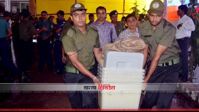 ভোটের সরঞ্জামাদি নেওয়া হচ্ছে