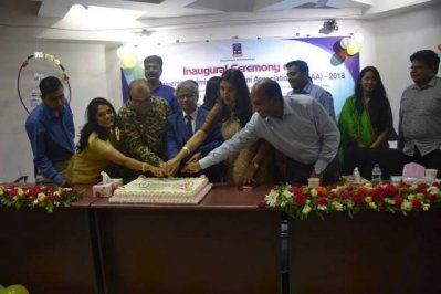 কেক কেটে অনুষ্ঠান উদ্বোধন করছেন ঢাকা বিশ্ববিদ্যালয়ের উপাচার্য অধ্যাপক মো. আখতারুজ্জামান