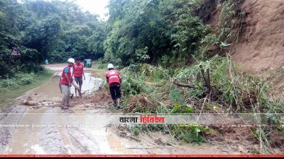 পাহাড় ধসে রাস্তার ওপর পড়েছে, রাস্তা পরিষ্কারে কাজ করছেন কয়েকজন