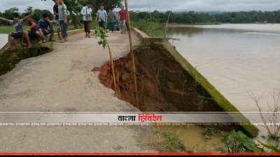 বৃষ্টিতে ভেঙে লেকের মধ্যে বিলিন হয়ে গেছে রাস্তা