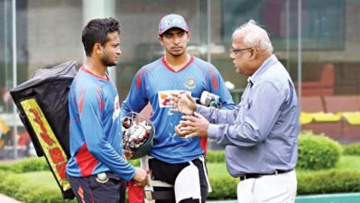 গুরু নাজমুল আবেদিন ফাহিমের (ডানে) কথা মনোযোগ দিয়ে শুনছেন সাকিব, মাঝে সৌম্য। ফাইল ছবি-বিসিবি