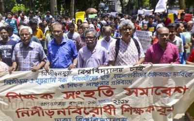কোটা সংস্কার আন্দোলনের নির্যাতিত শিক্ষার্থীদের সঙ্গে সংহতি প্রকাশের সমাবেশে অধ্যাপক আকমল হোসেন। (সামনের সারিতে বামে, ছবি-সংগৃহীত)