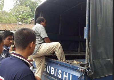 সাংবাদিক সাদিককে গ্রেফতার করে নিয়ে যাওয়া হচ্ছে
