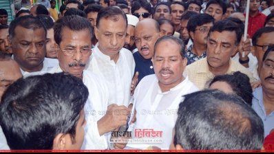 নেতাকর্মীদের সঙ্গে বিএনপি প্রার্থী মজিবর রহমান সরোয়ার
