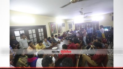 কার্যালযের ভেতরে নেতাকর্মীরাসহ বিভিন্ন গণমাধ্যমের কর্মী