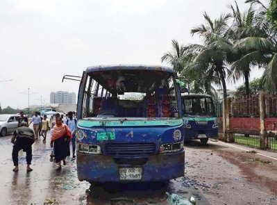 শিক্ষার্থীদের চাপা দেওয়ার পর বিমানবন্দর সড়কে ভাঙচুর হওয়া একটি বাস (ছবি: ফোকাস বাংলা)