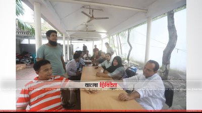 কার্যালয়ের বাইরে নেতাকর্মীরা