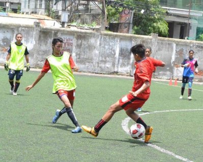 ভুটানে শিরোপা ধরে রাখার লক্ষ্যে অনুশীলনে ব্যস্ত দুই ফুটবলার