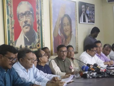আওয়ামী লীগ সভাপতি শেখ হাসিনার ধানমন্ডির রাজনৈতিক কার্যালয়ে তিন সিটি নির্বাচন নিয়ে তাৎক্ষণিক প্রতিক্রিয়া জানান দলের সাধারণ সম্পাদক ও সেতুমন্ত্রী ওবায়দুল কাদের (ছবি: সাজ্জাদ হোসেন) 