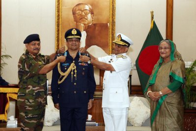 প্রধানমন্ত্রী শেখ হাসিনার উপস্থিতিতে বিমান বাহিনীর প্রধানকে র&zwnj;্যাংক ব্যাজ পরানো হচ্ছে (ছবি: আইএসপিআর)