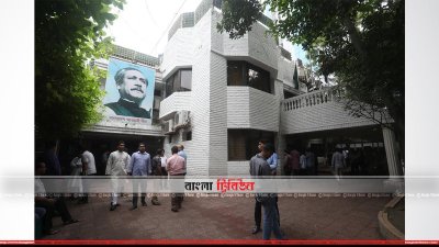আওয়ামী লীগের ধানমন্ডি কার্যালয়ের বাইরের চিত্র