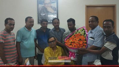 সরকারি বাসভবনে দলীয় নেতাকর্মীদের সঙ্গে রাশেদ খান মেনন