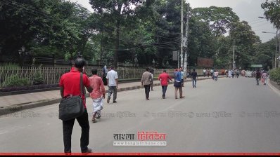 গন্তব্যে হেঁটে যাচ্ছেন পথচারীরা