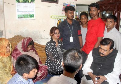 নিহত দিয়ার বাসায় নৌমন্ত্রী শাজাহান খান (ছবি: সংগৃহীত)