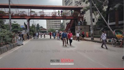 হেঁটে যাচ্ছেন পথচারীরা