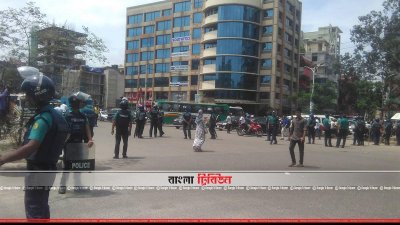 শিক্ষার্থীদের অবরোধে বাধা দেয়নি পুলিশ