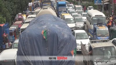 গাড়ি ভাঙচুরের প্রতিবাদে নারায়ণগঞ্জে পরিবহন শ্রমিকদের বিক্ষোভ