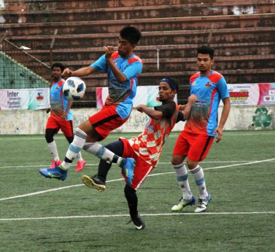 ইউল্যাব ও শান্ত মারিয়াম বিশ্ববিদ্যালয়ের বল দখলের লড়াই