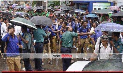 বৃষ্টি উপেক্ষা করে চট্টগ্রামে শিক্ষার্থীদের বিক্ষোভ