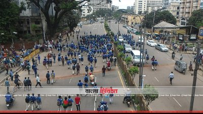 সড়কে শিক্ষার্থীরা