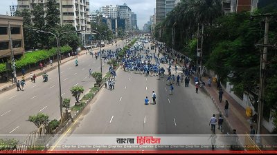 রাজধানীর রাস্তায় শিক্ষার্থীদের অবরোধ
