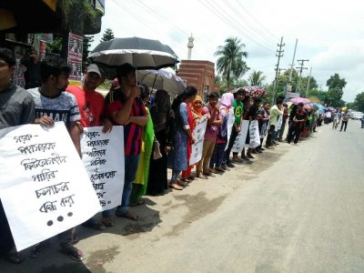 বাসচাপায় দুই শিক্ষার্থীর মৃত্যুর প্রতিবাদে জাবিতে মানববন্ধন