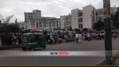 মহাখালী টার্মিনালে দাঁড়িয়ে আছে বাস