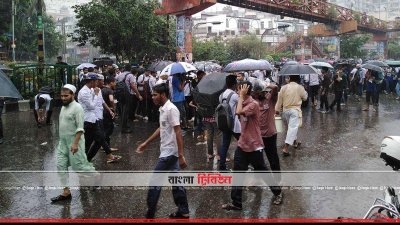ঢাকার রাস্তায় বাস নেই বললেই চলে