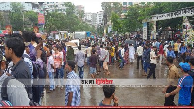 না.গঞ্জে মহাসড়কে অবস্থান শিক্ষার্থীদের