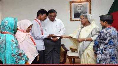 মিমের বাবার হাতে অনুদান তুলে দিচ্ছেন প্রধানমন্ত্রী