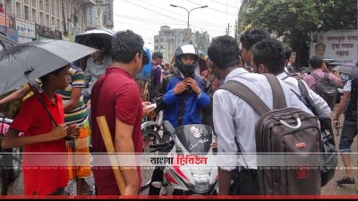 মোহাম্মদপুরে মোটরবাইক থামিয়ে কাগজ দেখতে চাচ্ছে শিক্ষার্থীরা