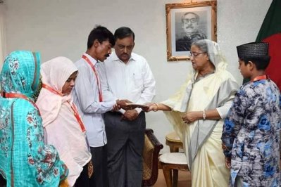 মিমের বাবার হাতে অনুদান তুলে দিচ্ছেন প্রধানমন্ত্রী