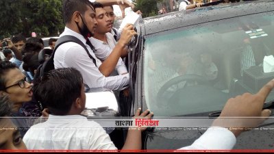 গাড়ি থামিয়ে কাগজ চেক করা হচ্ছে
