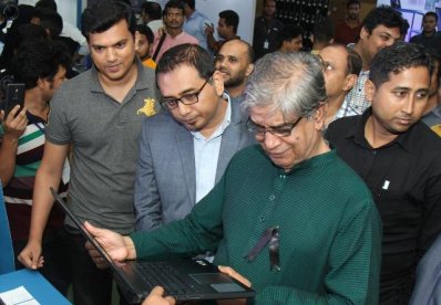 মেলা ঘুরে দেখছেন মন্ত্রী