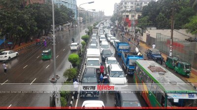 ঢাকার রাস্তায় বাস নেই বললেই চলে, ফার্মগেট এলাকার ছবি