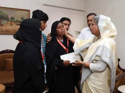 রাজুর মায়ের কাছে অনুদান তুলে দিচ্ছেন প্রধানমন্ত্রী