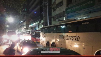 রাজধানীর পান্থপথ থেকে চট্টগ্রামের উদ্দেশে ছেড়ে যাচ্ছে বাস