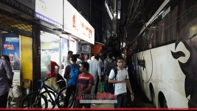 বাস কাউন্টারের সামনে যাত্রীদের ভিড়