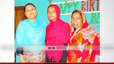 মাঝে কারিমা, তার এক পাশে নীল ওড়না পরিহিত মহিলা আওয়ামী লীগ নেত্রী রীনা তালুকদার, অন্য জন কারিমার মা নাসিমা বেগম (ছবি- প্রতিনিধি)