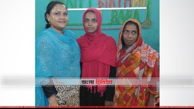মাঝে কারিমা, তার এক পাশে নীল ওড়না পরিহিত মহিলা আওয়ামী লীগ নেত্রী রীনা তালুকদার, অন্য জন কারিমার মা নাসিমা বেগম (ছবি- প্রতিনিধি)