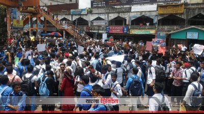 আন্দোলনরত শিক্ষার্থীরা